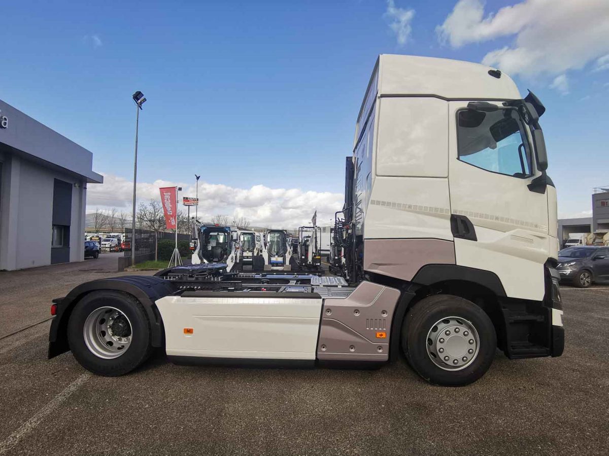 trattore stradale renault trucks a noleggio